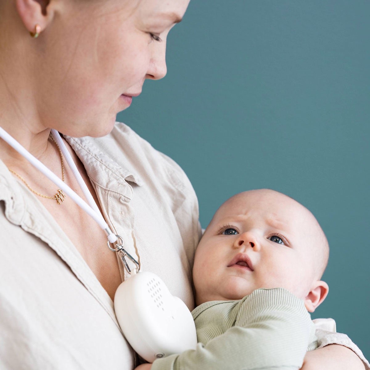 Med Colic Button® kan både du og babyen få den roen dere trenger.